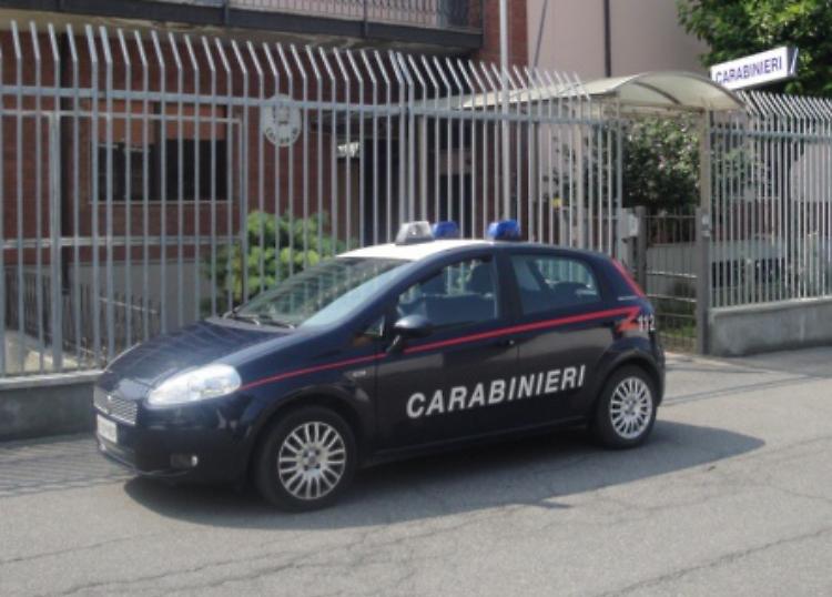 Si presenta col nome di un altro per chiedere soldi, denunce per truffa e furto di identità