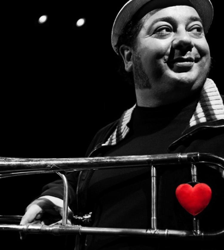 Le ditte ‘adottano’ spettacoli teatrali