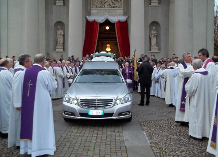 Folla per l'addio a don Cesare 