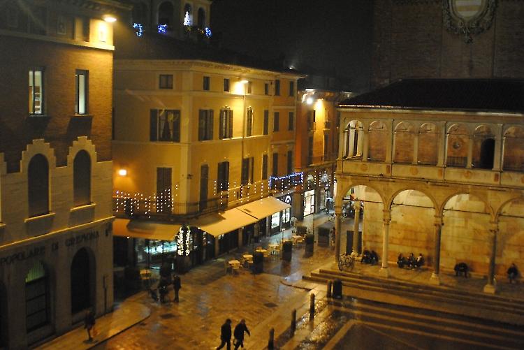 Si accendono le luci: sotto il Torrazzo sarà Natale a 360 gradi