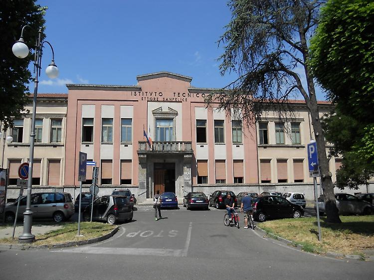 Imbratta di vernice i bagni della scuola, 18enne nei guai