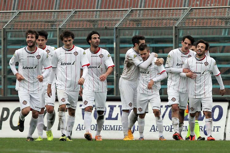 Cremonese, vittoria di carattere a Como (3-1)