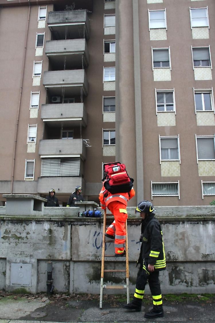 Appartamento divorato dalle fiamme, 5  intossicati