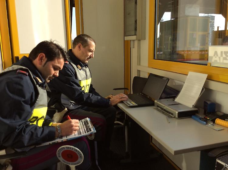 Postazione di controllo della polstrada all'uscita della A21