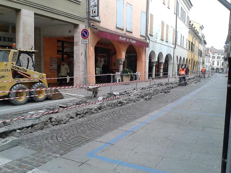 Lavori in pieno centro,  stupefatto il M5S 