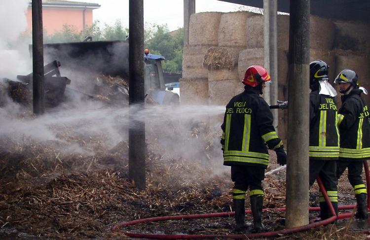 Incendio in cascina domato da proprietari e pompieri