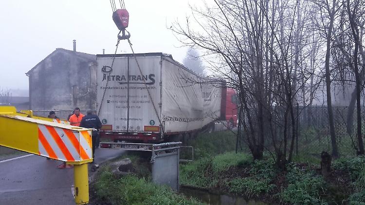 Camion esce di strada, caos in via Malcantone