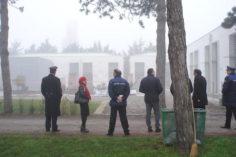 Raid al cimitero, devastate venti tombe