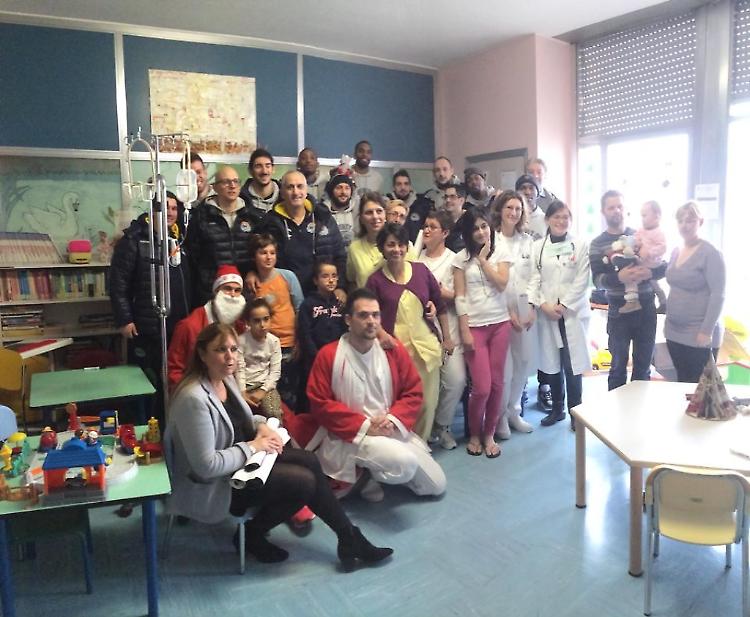 Babbo Vitali e tutta la Vanoli per portare i peluche ai bimbi