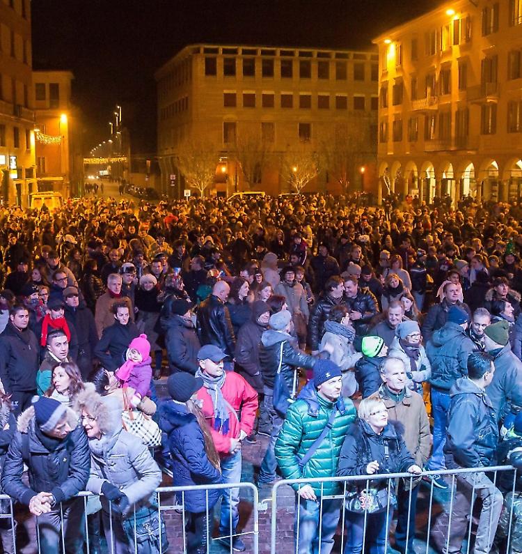 Fine d'anno in piazza, brindisi e band giovani