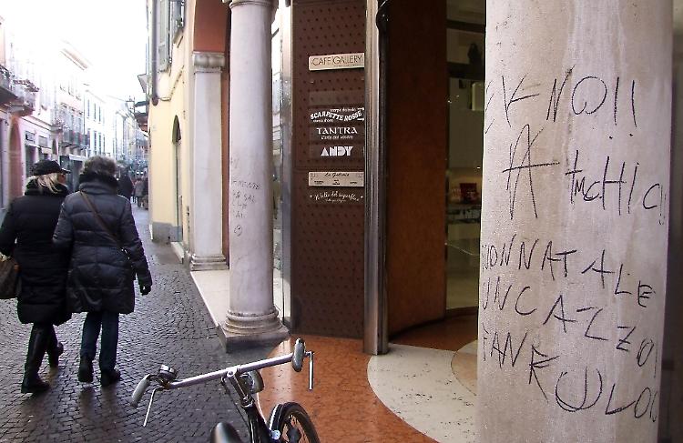 Raid vandalico nella strada salotto