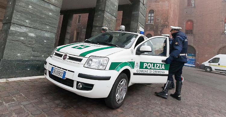 Atti osceni davanti a una donna, ma lei è una vigilessa
Bloccato e denunciato
