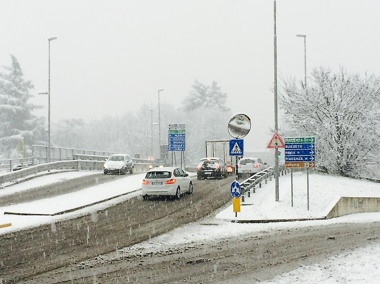 E' arrivata la prima neve, Comune e Aem già operativi