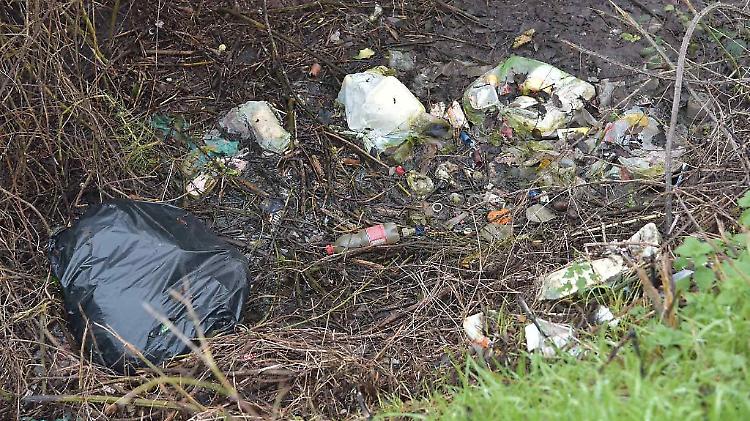 La protesta dei residenti: 'Strada Sabbioni? Una discarica'