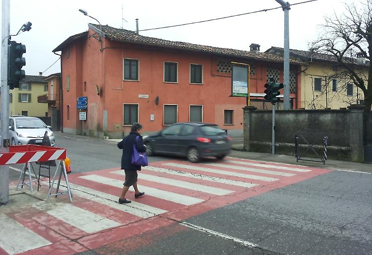 Il semaforo entra in funzione, 'liberi' i nonni-vigile