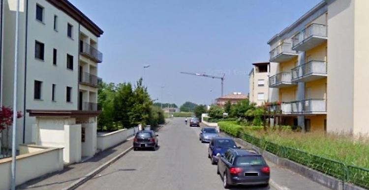Colpo 'insolito' a Monticelli, rubati vestiti e scarpe