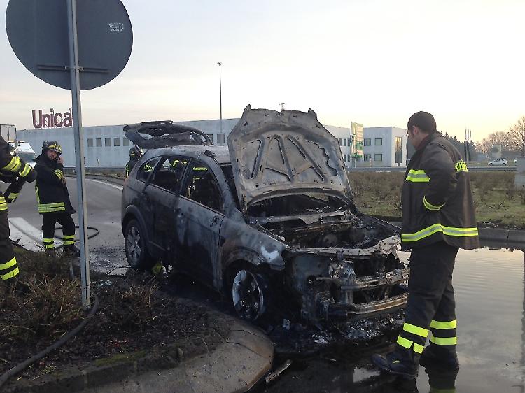 Caorso: auto prende fuoco, salvo il conducente