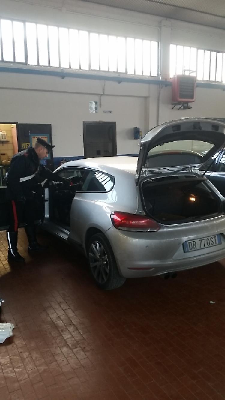 Malviventi in fuga su un'auto rubata, i Cc la bloccano
