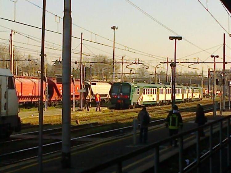 Fiamme da un treno merci, paura alla stazione e ritardi