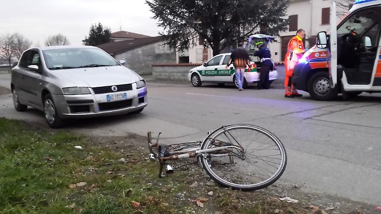 Scontro auto-bici, ragazzo rimane ferito