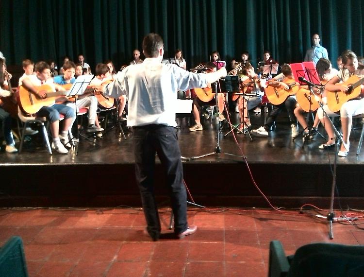 Scuola aperta alla Media Vida: musica,  stage all'estero e sport