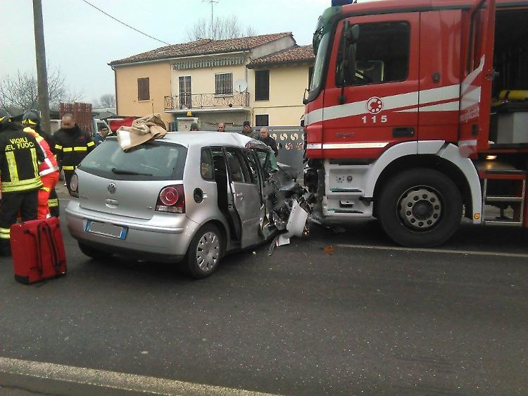 Auto contro mezzo dei Vigili del Fuoco in emergenza. Ferite serie per una 40enne