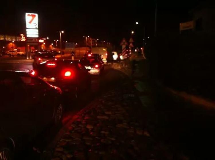 Camion intrappolato tra le sbarre