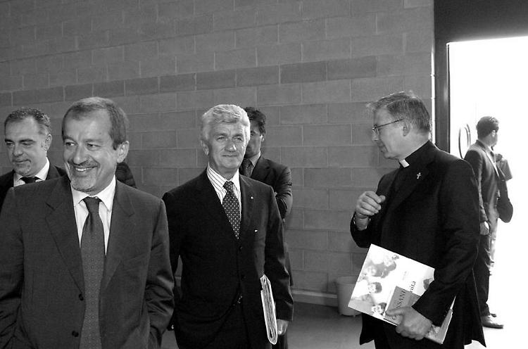 Don Inzoli, Maroni con il prete ad un convegno del 2004
