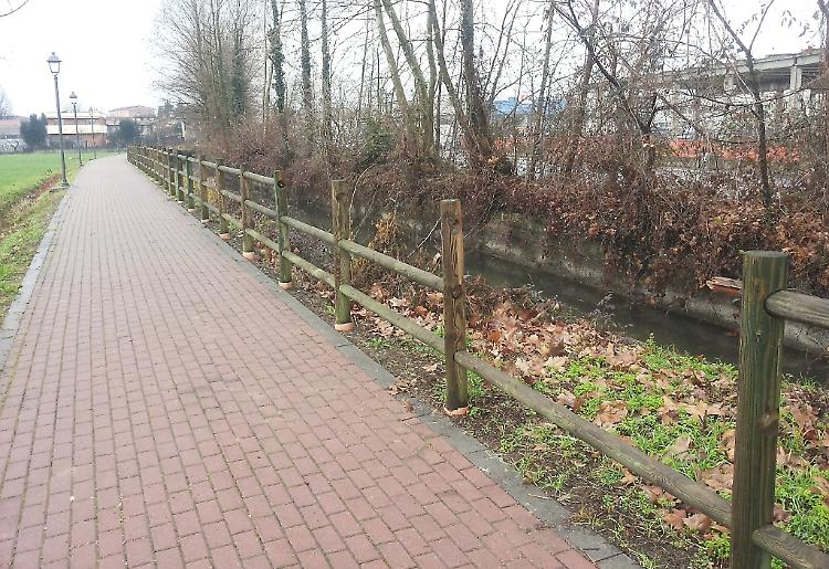 Ciclabile 'brutalizzata' dai vandali