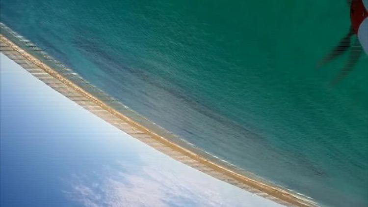 Australia, aeroplanino precipita in acqua
