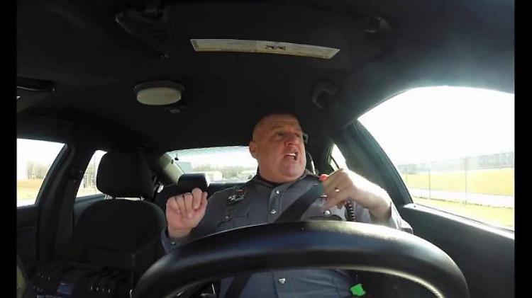 Usa. Agente canta al volante