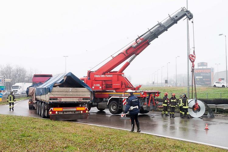 Il recupero del carico perso dal camion a Cremona