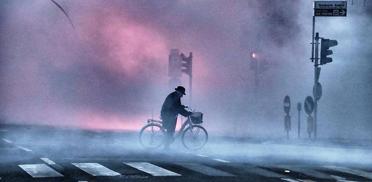 Un uomo libero nella città in ostaggio