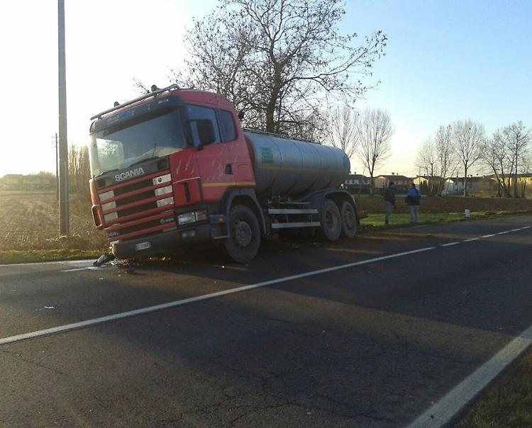 Camion del latte fuori strada