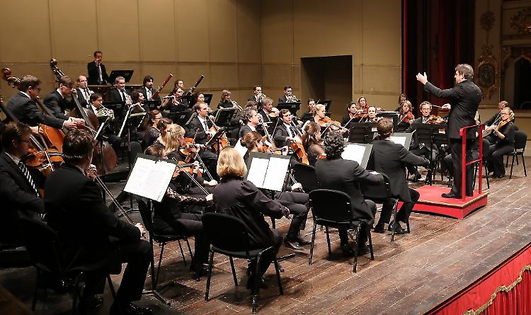 Gatti dirige la Mahler Chamber Orchestra con vigore mai scomposto