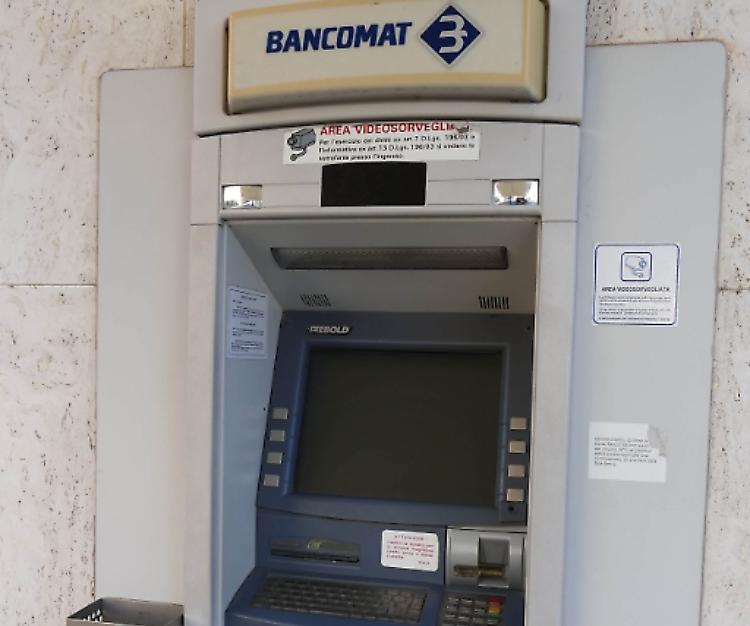 Assalto notturno al bancomat