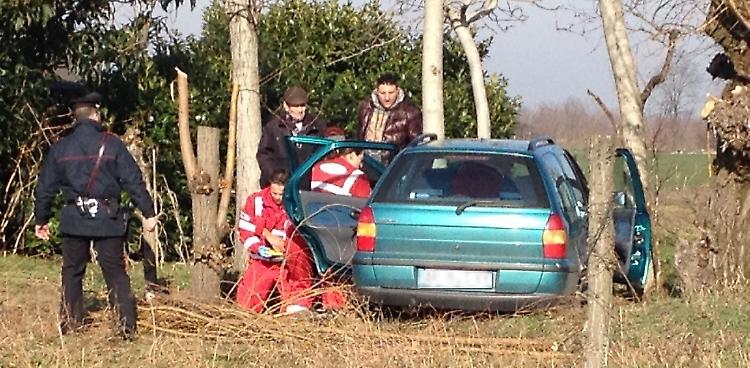 Esce di strada e centra un albero, ferita