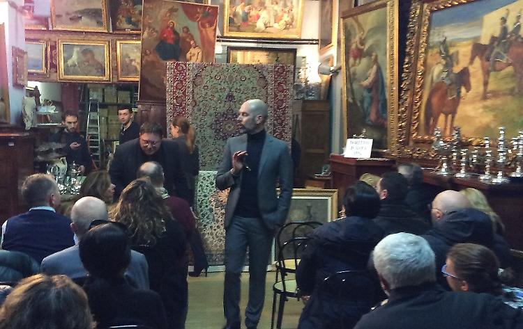 Asta, folla in viale Po: in vendita un tappeto da 50mila euro