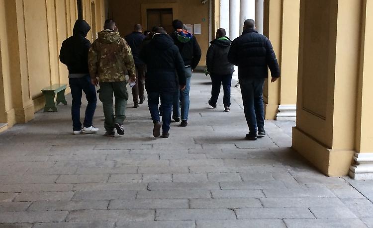Scontri in via Mantova, inchiesta per tentato omicidio: 15 denunce