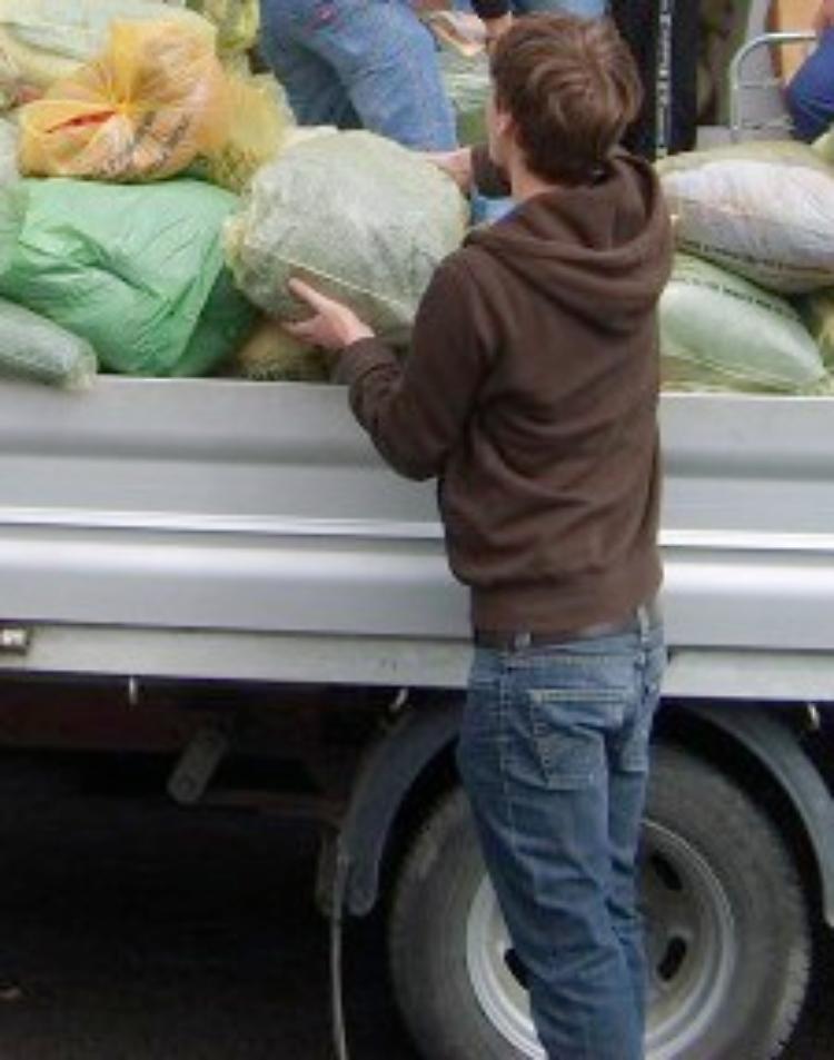 Rubati i sacchi degli abiti per la beneficenza