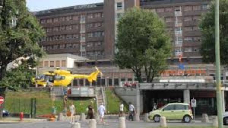 Volo di cinque metri, operaio in fin di vita