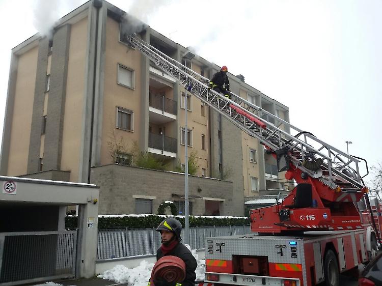 Fuoco da auto radiocomandata, paura in via Ferrario
