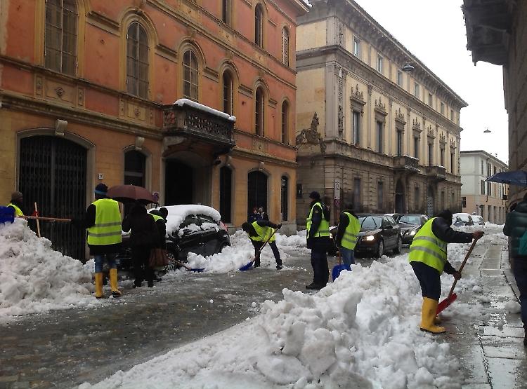 Sgombero neve, tutti mobilitati: al lavoro anche i migranti