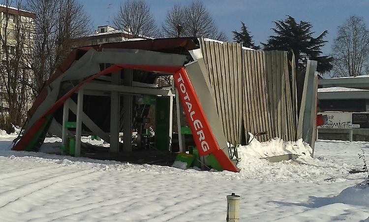 Neve portata via coi camion, pericolo ghiaccio e crolli