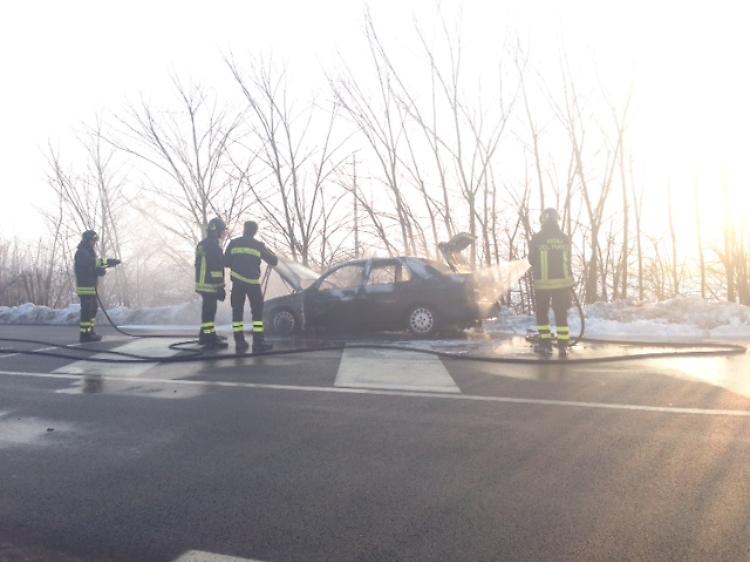 Auto in fiamme sulla Caorsana, traffico bloccato per quasi due ore