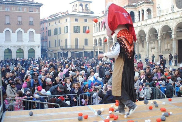I Mascher de Cremùna, successo per i draghi del Po