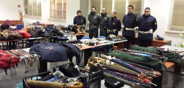 Blitz anti  abusivi in centro
Retata e maxi sequestro