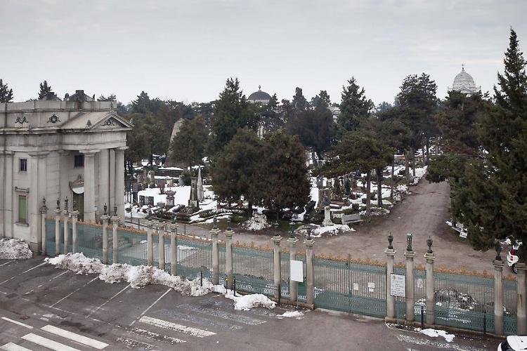 Neve, il cimitero rimane chiuso: rabbia per le salme in attesa