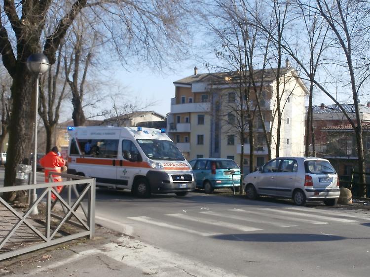 Donna investita sulle strisce