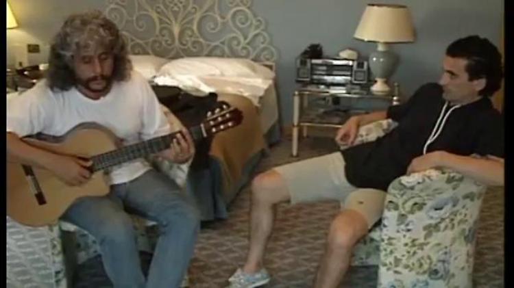 Massimo Troisi ascolta per la prima volta ''Quando'' di Pino Daniele